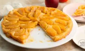Eine köstliche, karamellisierte Tarte Tatin original mit saftigen Apfelspalten auf knusprigem Teig.