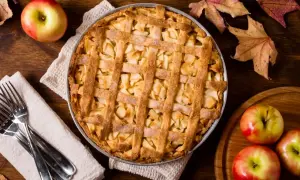 Goldbrauner Apfelkuchen mit Gittermuster, bereit zum Servieren. Ein perfektes apple pie rezept für gemütliche Herbsttage.
