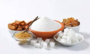 Verschiedene Zuckersorten: weißer Zucker, brauner Zucker, Kandiszucker und Würfelzucker. Hier finden Sie auch Vanilleschoten als natürlichen Ersatz für Vanillezucker.