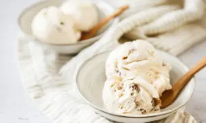 Cremiges Malaga Eis mit Rosinen, perfekt für ein selbstgemachtes Malaga Eis Rezept. Serviert in Schalen mit Holzlöffeln.