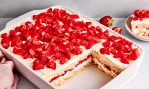 Ein saftiges Erdbeer-Tiramisu ohne Ei, belegt mit frischen Erdbeerstücken. Perfekt für den Sommer!