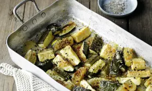 Geröstete Zucchini-Stücke mit Sesam, perfekt für einfache zucchini rezepte.