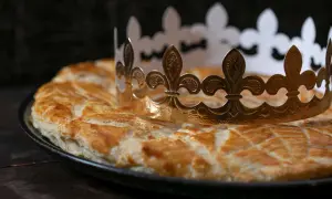 Goldene Krone auf einer goldbraunen Galette des Rois. Wer findet die Bohne und wird König?