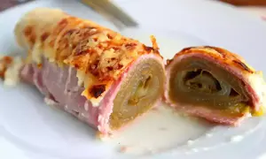 Endives au jambon, überbacken mit Käse, auf einem Teller serviert. Ein köstliches Gericht, das zum Genießen einlädt.