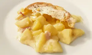 Herzhaftes Tartiflette-Rezept: Kartoffeln, Speck und Käse in cremiger Sauce, überbacken mit knusprigem Teig. Ein Genuss!