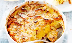 Goldbrauner Auflauf mit Mirabellen, bestäubt mit Puderzucker. Ein köstliches Dessert, das Lust auf mehr macht. Perfekt für Rezepte mit Mirabellen.