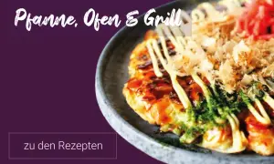 Leckeres Okonomiyaki, ein Beispiel für schnelle japanische Gerichte, garniert mit Mayonnaise und Bonitoflocken.