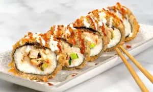 Knuspriges Sushi mit Hähnchen und Gemüse, beträufelt mit Saucen. Ein Genuss für die Sinne!