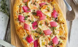 Herzhafte Rhabarber-Tarte mit Ziegenkäse und Thymian. Zeigt, was man mit Rhabarber machen kann: eine köstliche, ungewöhnliche Pizza-Variante.