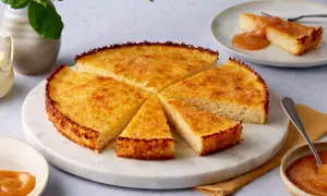 Goldbrauner Reiskuchen, aufgeschnitten und mit Apfelmus serviert. Ein köstliches Reiskuchen Rezept zum Nachbacken.