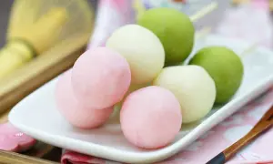 Bunte Hanami Dango auf einem Teller, bereit zum Genießen.