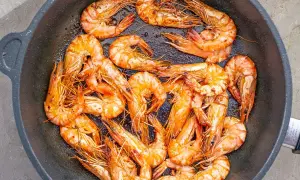 Saftige Garnelen braten in der Pfanne. Perfekte scampi rezepte in der pfanne für einen schnellen Genuss.