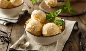 Schüssel mit cremigem Vanilleeis, garniert mit Minze. Perfekt für das Eis selber machen.
