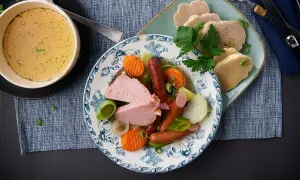 Herzhaftes Gericht mit Fleisch, Würstchen, Gemüse und Klößen. Ein kig ha farz für Genießer.