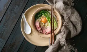 Schüssel mit Udon-Nudeln, Rindfleisch, Gemüse und Ei. Ein gesundes Gericht, das Lust auf mehr macht.