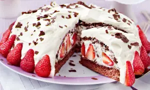 Eine köstliche Erdbeer Stracciatella Torte mit viel Sahne, frischen Erdbeeren und Schokostückchen.