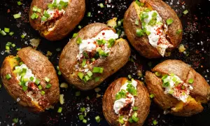 Mehrere gebackene Kartoffeln, gefüllt mit saurer Sahne, Schnittlauch und Paprikapulver. Ein wahrhaft "jacked potato" Genuss!