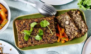 Herzhafte Linsen-Nuss-Braten, perfekt für vegetarische Rezepte Weihnachten. Dazu karamellisierte Karotten und frische Kräuter.