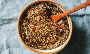 Schale mit selbstgemachtem Furikake, einer Mischung aus geröstetem Sesam, Algen und Chili. Ein Holzspatel liegt darin.