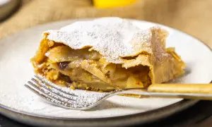Ein Stück Apfelstrudel, bestäubt mit Puderzucker, wartet auf dich. Dieses apfelstrudel rezept original ist ein Genuss.