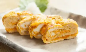 Leckeres Tamagoyaki Rezept: Gerolltes Omelett mit süß-salziger Note, perfekt als Beilage oder Snack.