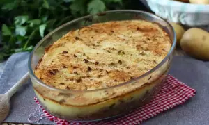 Herzhaftes Hachis Parmentier in einer Glasform, goldbraun überbacken, mit Kartoffeln und Hackfleisch.