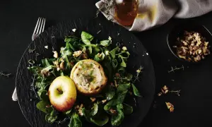 Gefüllter Apfel auf Salat mit Nüssen, eine köstliche Idee für Apfel Rezepte.