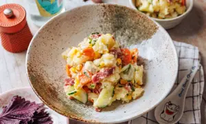 Ein cremiger japanischer Kartoffelsalat mit Kartoffeln, Gurken, Karotten und Mais.