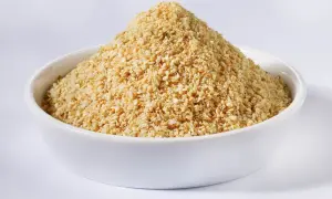 Ein Berg aus geröstetem Sesam und Salz, bereit für ein einfaches Gomasio Rezept. Perfekt zum Würzen!