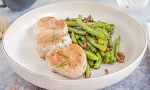 Saftige Schweinemedaillons mit Rosmarin und grünen Bohnen, ein einfaches und leckeres schweinemedaillons rezept.