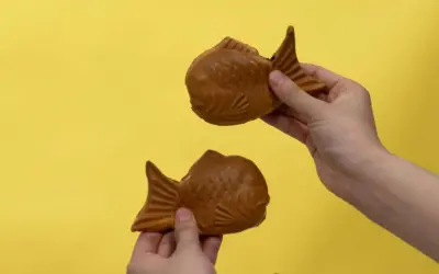 Zwei goldbraune Taiyaki-Fische, bereit zum Genießen. Dieses Taiyaki-Rezept ist ein Muss!