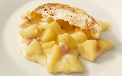 Herzhaftes Tartiflette-Rezept: Kartoffeln, Speck und Käse in cremiger Sauce, überbacken mit knusprigem Teig. Ein Genuss!
