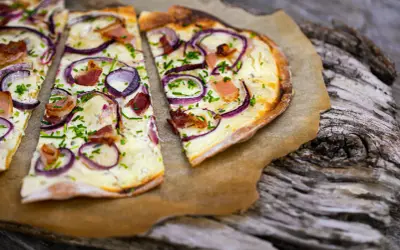 Flammkuchen mit Zwiebeln, Speck und Schnittlauch. Ein klassisches rezept flammkuchen belag, das immer schmeckt.