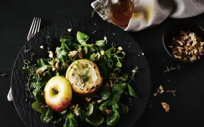 Gefüllter Apfel auf Salat mit Nüssen, eine köstliche Idee für Apfel Rezepte.