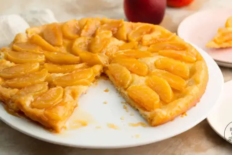 Eine köstliche, karamellisierte Tarte Tatin original mit saftigen Apfelspalten auf knusprigem Teig.