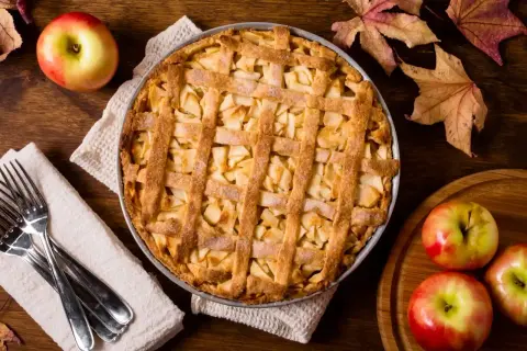 Goldbrauner Apfelkuchen mit Gittermuster, bereit zum Servieren. Ein perfektes apple pie rezept für gemütliche Herbsttage.