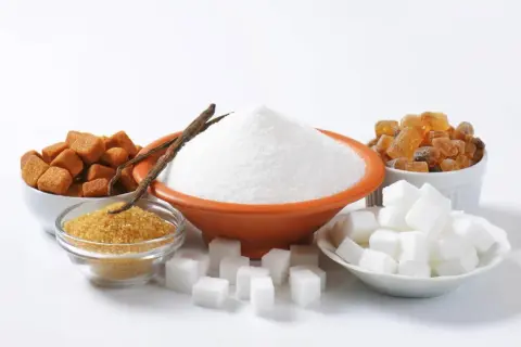 Verschiedene Zuckersorten: weißer Zucker, brauner Zucker, Kandiszucker und Würfelzucker. Hier finden Sie auch Vanilleschoten als natürlichen Ersatz für Vanillezucker.