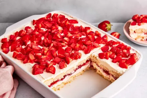 Ein saftiges Erdbeer-Tiramisu ohne Ei, belegt mit frischen Erdbeerstücken. Perfekt für den Sommer!