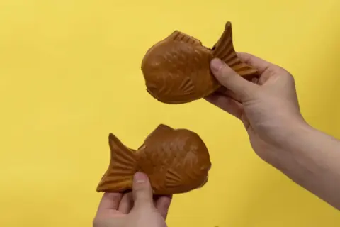 Zwei goldbraune Taiyaki-Fische, bereit zum Genießen. Dieses Taiyaki-Rezept ist ein Muss!