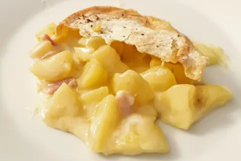 Herzhaftes Tartiflette-Rezept: Kartoffeln, Speck und Käse in cremiger Sauce, überbacken mit knusprigem Teig. Ein Genuss!