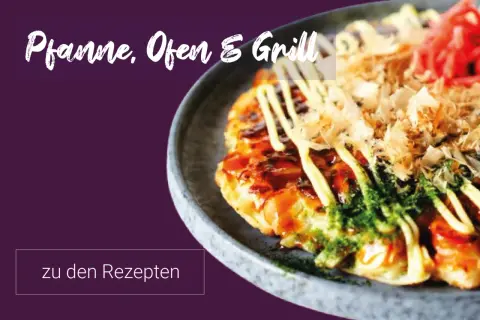 Leckeres Okonomiyaki, ein Beispiel für schnelle japanische Gerichte, garniert mit Mayonnaise und Bonitoflocken.