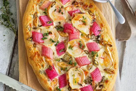 Herzhafte Rhabarber-Tarte mit Ziegenkäse und Thymian. Zeigt, was man mit Rhabarber machen kann: eine köstliche, ungewöhnliche Pizza-Variante.