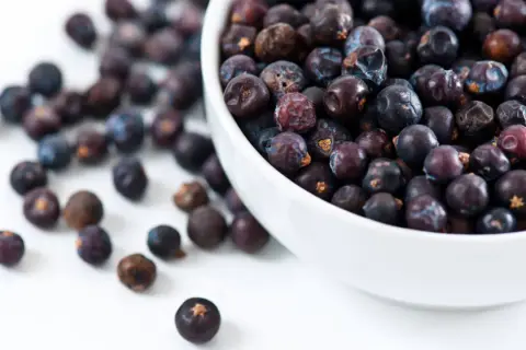 Get creative with your cooking! These dried berries are a great wacholderbeeren ersatz for stews, gin or marinades.