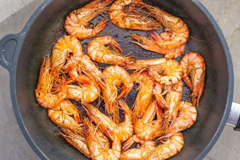 Saftige Garnelen braten in der Pfanne. Perfekte scampi rezepte in der pfanne für einen schnellen Genuss.