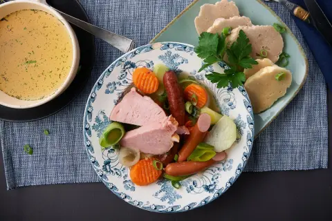 Herzhaftes Gericht mit Fleisch, Würstchen, Gemüse und Klößen. Ein kig ha farz für Genießer.