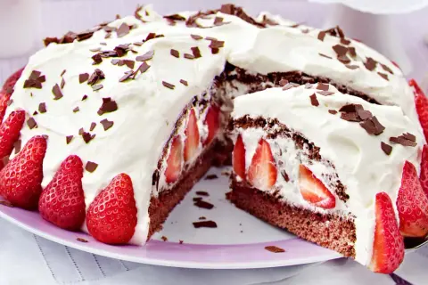 Eine köstliche Erdbeer Stracciatella Torte mit viel Sahne, frischen Erdbeeren und Schokostückchen.