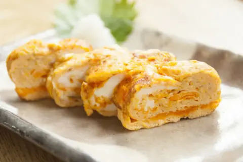 Leckeres Tamagoyaki Rezept: Gerolltes Omelett mit süß-salziger Note, perfekt als Beilage oder Snack.