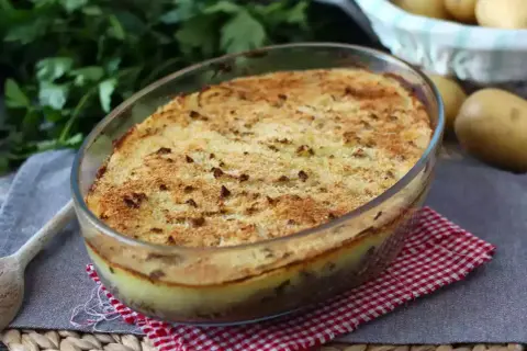 Herzhaftes Hachis Parmentier in einer Glasform, goldbraun überbacken, mit Kartoffeln und Hackfleisch.