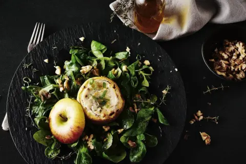 Gefüllter Apfel auf Salat mit Nüssen, eine köstliche Idee für Apfel Rezepte.