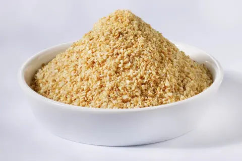 Ein Berg aus geröstetem Sesam und Salz, bereit für ein einfaches Gomasio Rezept. Perfekt zum Würzen!